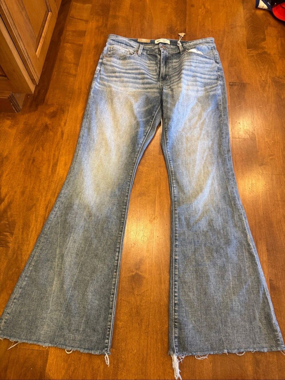NWT BKE Payton Women’s 31L Mid Rise Flare Jeans Light Wash Raw Hem Stretch
